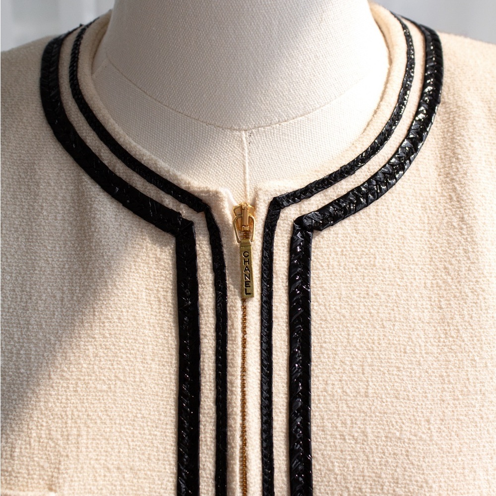 Chanel Vintage S/S 1995 Ivory Ecru Black Gold Zip Tweed 95P Jacket - Picture 7 of 15